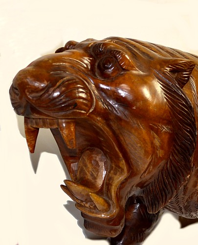 РЫЧАЩИЙ ТИГР, японская антикварная скульптура из дерева