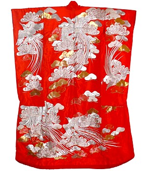 японское свадебное кимоно невесты учикакэ