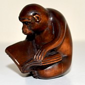 японская нецкa Обезьяна с книгой