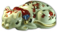 японская фарфоровая статуэтка Имари "Спящая Кошка", 1900-е гг.